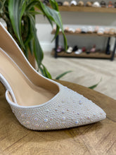 Load image into Gallery viewer, Delicious White Pearl Pointed Toe Pumps
